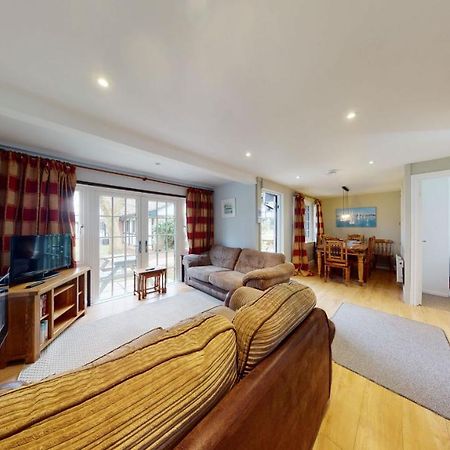 היילה 25 Tudor Court, Tolroy Manor מראה חיצוני תמונה