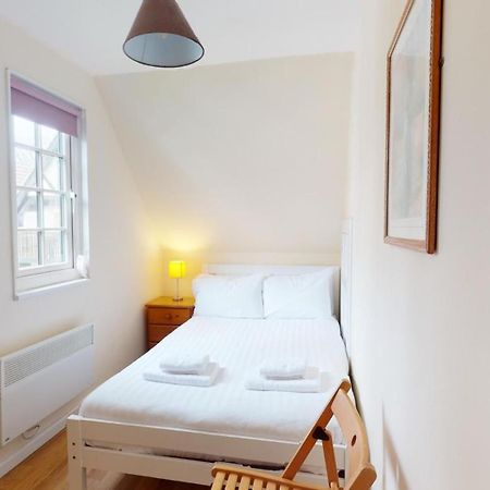 היילה 25 Tudor Court, Tolroy Manor מראה חיצוני תמונה