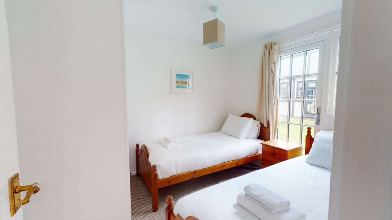 היילה 25 Tudor Court, Tolroy Manor מראה חיצוני תמונה
